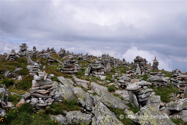 bilder/03/pizol-wanderung-steinmaennchen.jpg